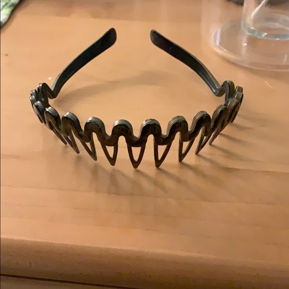 Wide tooth headband